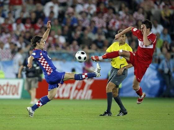 Niko Kovac (Kroatien, li.) gegen Tuncay Sanli (Türkei) Fußball EM Herren Euro 2008, Länderspiel, Nationalteam, Viertelfinale, Nationaltrikot, Kroatien - Türkei 1:3 i.E. Gruppe Wien Dynamik, Kampf,