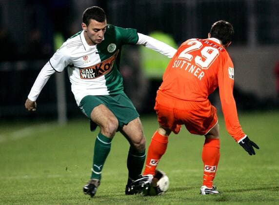Cem Atan (Mattersburg, li.) gegen Markus Suttner (Austria Wien) -  Fußball Herren Bundesliga 2008 2009, 1. Liga, SV Mattersburg - FK Austria Wien Gruppe Mattersburg Dynamik,