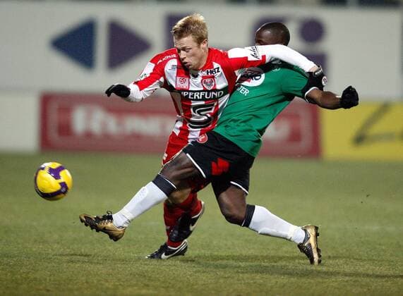 Preston Zimmerman (Kapfenberg, li.) gegen Pa Saikou Kujabi (Ried) -  Fußball Herren Bundesliga 2008 2009, 1. Liga, SV Ried - KSV Superfund Kapfenberg, Kapfenberger SV Gruppe Ried Dynamik, Kampf,