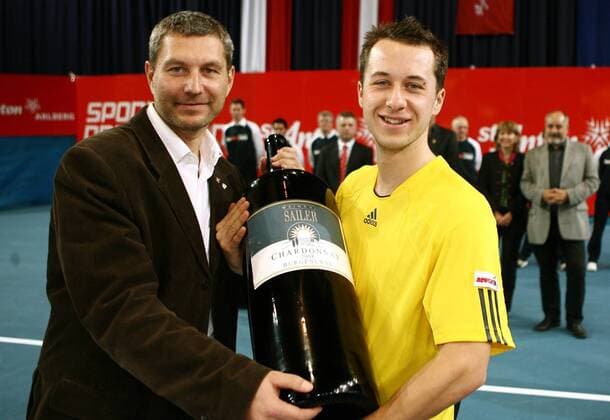 Sieger Philipp Kohlschreiber (Deutschland, re.) und Peter Mall (arlberg-well.com) mit einer großen Chardonnay Flasche vom Weingut Sailer bei der Siegerehrung der Tennis Trophy St. Anton 2008 -  Tennis Herren Tennis Trophy 2008, ATP Tour Gruppe St. Anton Sankt
