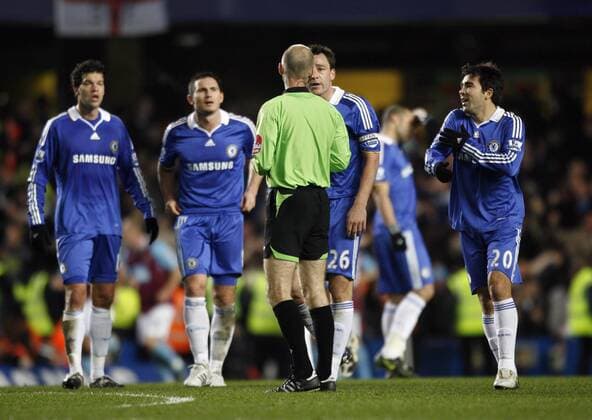John Terry (2.v.re.) und Deco (beide Chelsea, re.) beschweren sich bei FIFA Schiedsrichter Mike Riley beobachtet von FIFA Schiedsrichter Mike Riley (li.) und Frank Lampard (beide Chelsea) - EDITORIAL USE ONLY. No use with unauthorised audio, video, data, fixture lists, club league logos or live services. Online in-match use limited to 120 images, no video emulation. No use in betting, games or single club league player publications. Fußball Herren English Premier League 2008 2008, 1.Liga, Chelsea FC London Gruppe London Spannung,