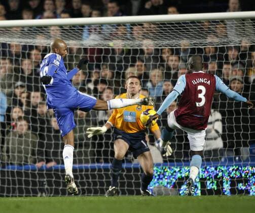 Nicolas Anelka (Chelsea, li.) trifft zum 1:1 gegen Torwart Robert Green und Herita Ilunga (beide West Ham) - EDITORIAL USE ONLY. No use with unauthorised audio, video, data, fixture lists, club league logos or live services. Online in-match use limited to 120 images, no video emulation. No use in betting, games or single club league player publications. Fußball Herren English Premier League 2008 2008, 1.Liga, Chelsea FC London - West Ham United 1:1 Gruppe London Dynamik,
