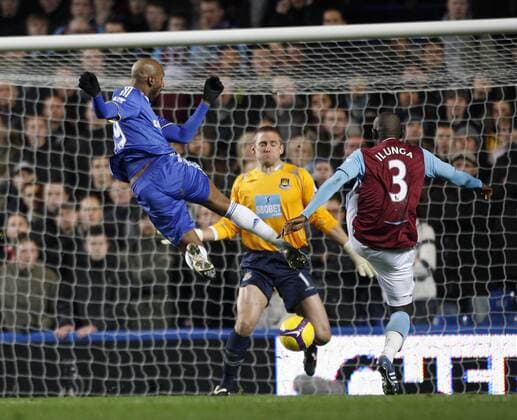 Nicolas Anelka (Chelsea, li.) trifft zum 1:1 gegen Torwart Robert Green und Herita Ilunga (beide West Ham) - EDITORIAL USE ONLY. No use with unauthorised audio, video, data, fixture lists, club league logos or live services. Online in-match use limited to 120 images, no video emulation. No use in betting, games or single club league player publications. Fußball Herren English Premier League 2008 2008, 1.Liga, Chelsea FC London - West Ham United 1:1 Gruppe London Dynamik,
