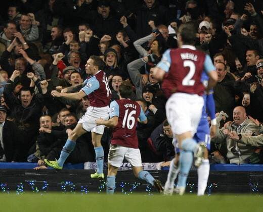 Craig Bellamy (West Ham, li.) - Torjubel - EDITORIAL USE ONLY. No use with unauthorised audio, video, data, fixture lists, club league logos or live services. Online in-match use limited to 120 images, no video emulation. No use in betting, games or single club league player publications. Fußball Herren English Premier League 2008 2008, 1.Liga, West Ham United Totale London Freude, Begeisterung,