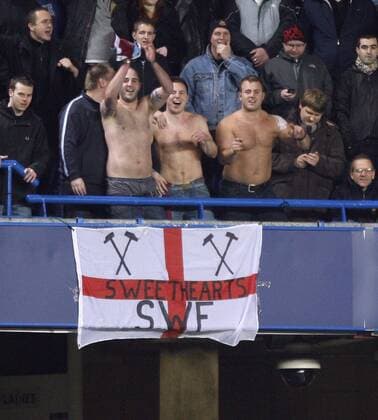 West Ham Fans jubeln nackt - EDITORIAL USE ONLY. No use with unauthorised audio, video, data, fixture lists, club league logos or live services. Online in-match use limited to 120 images, no video emulation. No use in betting, games or single club league player publications. Fußball Herren English Premier League 2008 2008, 1.Liga, West Ham United Totale London Freude,