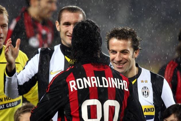 Alessandro Del Piero (re.) und Giorgio Chiellini (li, beide Juventus Turin) - Shakehands mit Ronaldinho (AC Mailand) -  Fußball Herren Serie A 2008 2009, 1. Italienische Liga, Juventus Turin AC Mailand 4:2, Milan, Juve Gruppe Turin Kameradschaft,