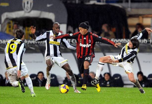 Ronaldinho (AC Mailand, 2. v. re.) gegen drei Spieler von Juventus Turin, v. re.: Zdenek Grygera, Mohamed Sissoko und Marchisio -  Fußball Herren Serie A 2008 2009, 1. Italienische Liga, Juventus Turin AC Mailand 4:2, Milan, Juve Gruppe Turin Dynamik,