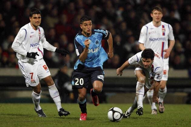 Ederson (li.) und Jeremy Toulalan (beide Lyon, re.) gegen Hatem Ben Arfa (Marseille) -  Fußball Herren Ligue 1 2008 2009, 1. Französische Liga, Olympique Lyonnais - Olympique Marseille, OM, OL Gruppe Lyon Dynamik,
