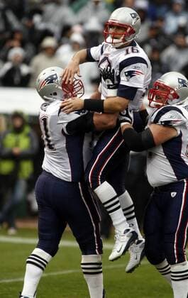Matt Cassel (New England Patriots) jubelt mit Teamkollegen -  (SXP2008121409) American Football Herren NFL 2008 2009 Gruppe Oakland Freude,