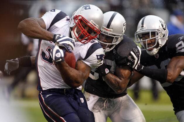 Sammy Morris (New England Patriots, li.) gegen Chris Johnson (Mitte) und Stanford Routt (beide Oakland Raiders) -  (SXP2008121427) American Football Herren NFL 2008 2009, Oakland Raiders - New England Patriots 26:49 Gruppe Oakland Dynamik,