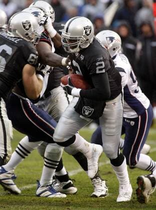 JaMarcus Russell (Oakland Raiders, Mitte) -  (SXP2008121428) American Football Herren NFL 2008 2009, Oakland Raiders - New England Patriots 26:49 Gruppe Oakland Dynamik,