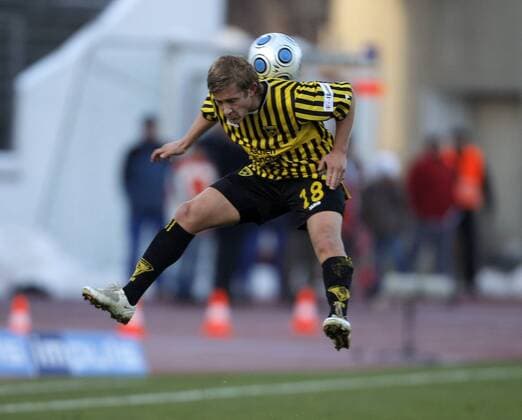 Lewis Holtby (Aachen) spiel den Ball mit dem Rücken Fußball 2. BL Herren Saison 2008 2009, Alemannia Aachen Einzelbild Augsburg Dynamik,