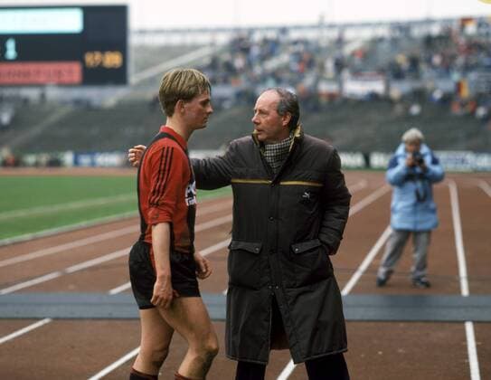 Trainer Dietrich Weise (Frankfurt, re.) Fußball 1. BL Herren DEUTSCHSPRACHIGE SPORTZEITSCHRIFTEN UND -ZEITUNGEN NUR NACH RÜCKSPRACHE 1985 1986 Gruppe Stuttgart