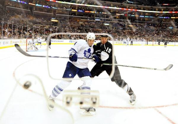 Jeff Finger (Toronto Maple Leafs, li.) gegen Kyle Calder (Los Angeles Kings) - (Icon00842712012008) Eishockey Herren NHL 2008 2009, Los Angeles Kings - Toronto Maple Leafs, Kanada Gruppe Los Angeles, LA, L.A. Dynamik, EDITORIAL USE ONLY