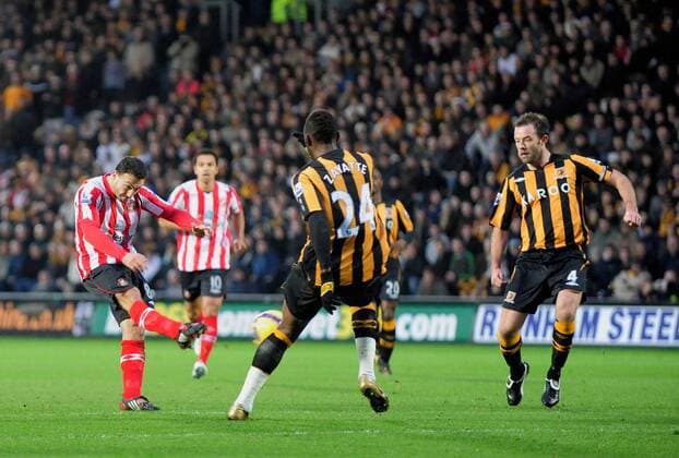 Steed Malbranque (Sunderland, li.) trifft zum 1:0 gegen Ian Ashbee (Hull City, re.) - EDITORIAL USE ONLY. No use with unauthorised audio, video, data, fixture lists, club league logos or live services. Online in-match use limited to 120 images, no video emulation. No use in betting, games or single club league player publications. Fußball Herren English Premier League 2008 2009, 1. Liga, Hull City - Sunderland AFC, FC Gruppe Kingston upon Hull Dynamik,