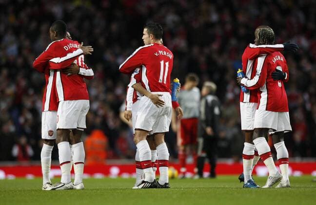 Johan Djourou (li.), Robin van Persie (Mitte) und Bakari Sagna (alle Arsenal) umarmen vor dem Spiel gleichzeitig einen Mitspieler - EDITORIAL USE ONLY. No use with unauthorised audio, video, data, fixture lists, club league logos or live services. Online in-match use limited to 120 images, no video emulation. No use in betting, games or single club league player publications. Fußball Herren English Premier League 2008 2009, 1. Englische Liga, Arsenal FC London, Vdig Gruppe London