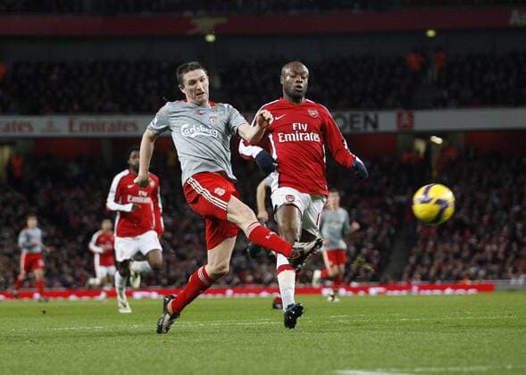 Robbie Keane (Liverpool, li.) trifft gegen William Gallas (Arsenal) zum 1:1 - EDITORIAL USE ONLY. No use with unauthorised audio, video, data, fixture lists, club league logos or live services. Online in-match use limited to 120 images, no video emulation. No use in betting, games or single club league player publications. Fußball Herren English Premier League 2008 2009, 1. Englische Liga, Arsenal FC London - FC Liverpool Gruppe London Dynamik,