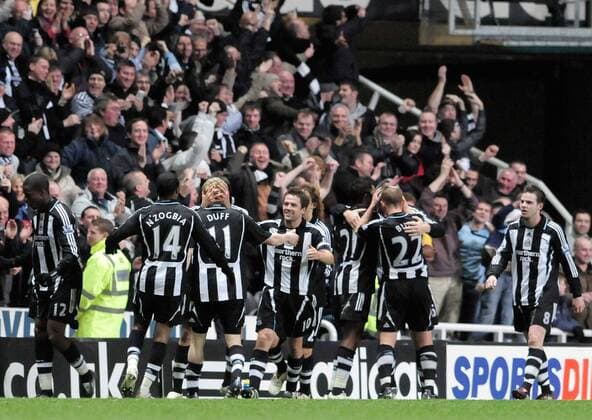 Torjubel Newcastle mit Damien Duff (11) und Michael Owen (Mitte) - EDITORIAL USE ONLY. No use with unauthorised audio, video, data, fixture lists, club league logos or live services. Online in-match use limited to 120 images, no video emulation. No use in betting, games or single club league player publications. Fußball Herren English Premier League 2008 2009, 1. Englische Liga, Newcastle United Totale Newcastle Freude,