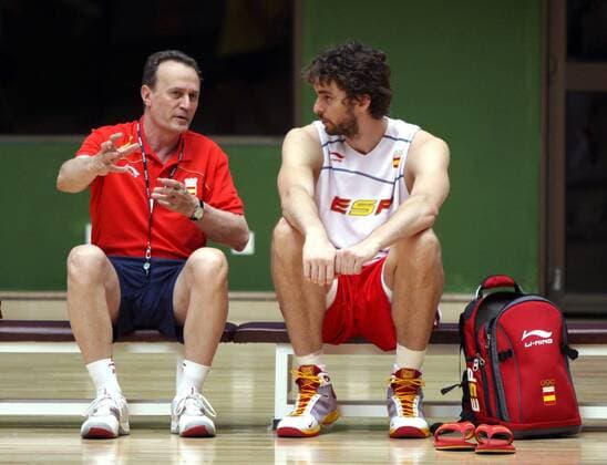 Nationaltrainer Aito Garcia Reneses (li.) und Pau Gasol (beide Spanien) -  - NOxONLINExUSE Basketball OS Sommer Herren Olympische Spiele 2008, Sommerspiele, Nationalmannschaft Training Gruppe Peking
