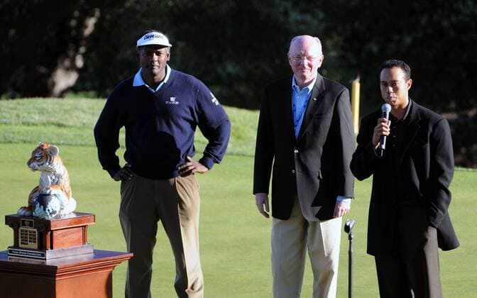 Sieger Vijay Singh (Fidschi Inseln, li.), Tiger Woods (USA, re.) und Chevron Vorstandsvorsitzender David O Reilly (USA) neben der Trophäe der Tiger Woods Foundation bei der Siegerehrung der Chevron World Challenge 2008 -  Golf Herren Chevron World Challenge 2008, PGA Tour, Gruppe Thousand Oaks Freude,