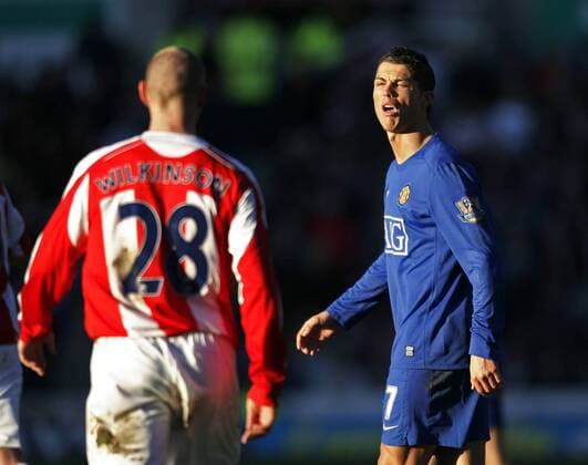 Cristiano Ronaldo (Manchester United, re.) scheint Andy Wikinson (Stoke City) nicht zu mögen - EDITORIAL USE ONLY. No use with unauthorised audio, video, data, fixture lists, club league logos or live services. Online in-match use limited to 120 images, no video emulation. No use in betting, games or single club league player publications. Fußball Herren English Premier League 2008 2009, 1. Englische Liga, Stoke City - Manchester United, ManU Gruppe Stoke on Trent