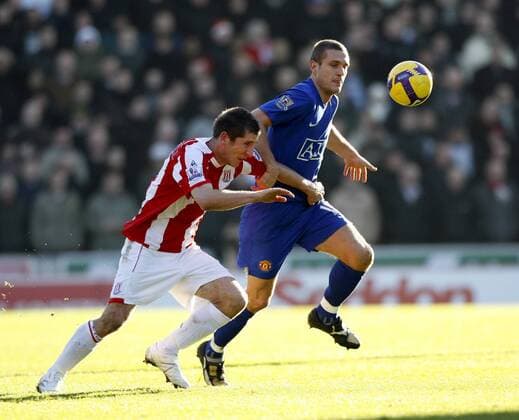 Nemanja Vidic (Manchester United, re.) gegen Richard Cresswell (Stoke City) - EDITORIAL USE ONLY. No use with unauthorised audio, video, data, fixture lists, club league logos or live services. Online in-match use limited to 120 images, no video emulation. No use in betting, games or single club league player publications. Fußball Herren English Premier League 2008 2009, 1. Englische Liga, Stoke City - Manchester United, ManU Gruppe Stoke on Trent Dynamik,