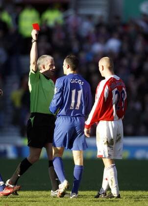 Schiedsrichter Chris Foy zeigt Andy Wilkinson (Stoke City, re.) die rote Karte; Mitte: Ryan Giggs (Manchester United) - EDITORIAL USE ONLY. No use with unauthorised audio, video, data, fixture lists, club league logos or live services. Online in-match use limited to 120 images, no video emulation. No use in betting, games or single club league player publications. Fußball Herren English Premier League 2008 2009, 1. Englische Liga, Stoke City - Manchester United, ManU Gruppe Stoke on Trent