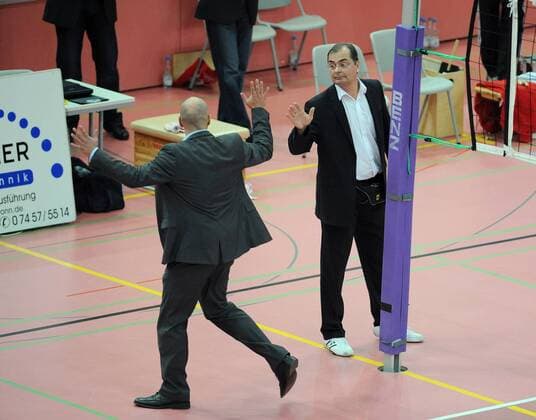 Trainer Hans Peter Müller Angstenberger (Rottenburg, li.) verweigert Trainer Stelian Moculescu (Friedrichshafen) nach Spielende den üblichen Handschlag Volleyball 1. BL Herren Saison 2008 2009, TV Rottenburg - VfB Friedrichshafen 1:3 Gruppe Tübingen Spannung,