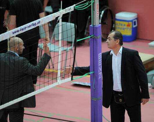 Trainer Hans Peter Müller Angstenberger (Rottenburg, li.) verweigert Trainer Stelian Moculescu (Friedrichshafen) nach Spielende den üblichen Handschlag Volleyball 1. BL Herren Saison 2008 2009, TV Rottenburg - VfB Friedrichshafen 1:3 Gruppe Tübingen Spannung,