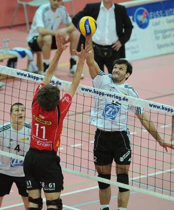 Joao Jose (Friedrichshafen, re.) gegen Thomas Welz (Rottenburg), li. Lukas Tichacek (Friedrichshafen) Volleyball 1. BL Herren Saison 2008 2009, TV Rottenburg - VfB Friedrichhafen 1:3 Gruppe Tübingen Dynamik,