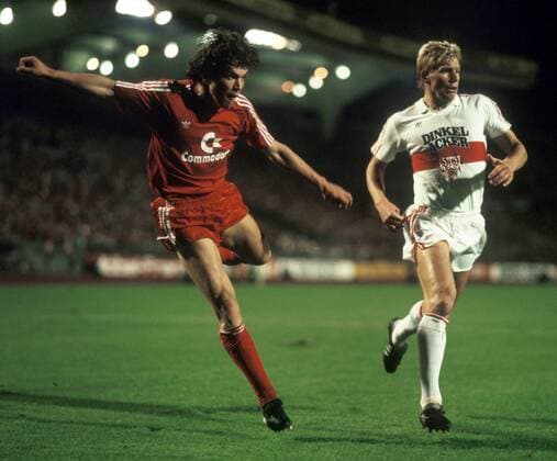Lothar Matthäus (Bayern, li.) gegen Bernd Förster (Stuttgart) Fußball 1. BL Herren DEUTSCHSPRACHIGE SPORTZEITSCHRIFTEN UND -ZEITUNGEN NUR NACH RÜCKSPRACHE, Saison 1984 1985 Gruppe Stuttgart Dynamik,