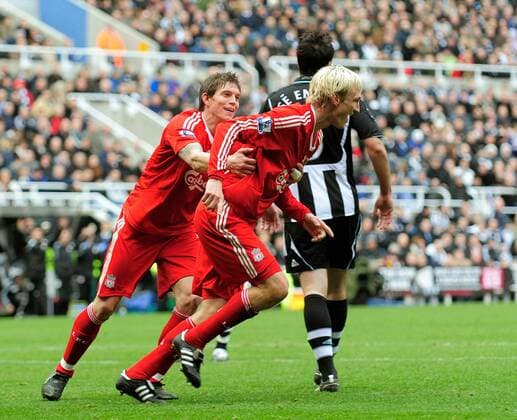 Sami Hyypiä (Mitte) und Daniel Agger (li., beide Liverpool) - Torjubel - EDITORIAL USE ONLY. No use with unauthorised audio, video, data, fixture lists, club league logos or live services. Online in-match use limited to 120 images, no video emulation. No use in betting, games or single club league player publications. Fußball Herren English Premier League 2008 2009, 1. Englische Liga, Newcastle United - FC Liverpool Gruppe Newcastle Freude,