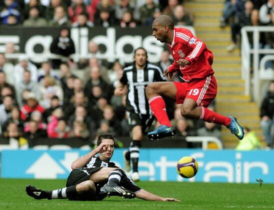 Ryan Babel (Liverpool, re.) gegen David Edgar (Newcastle) - EDITORIAL USE ONLY. No use with unauthorised audio, video, data, fixture lists, club league logos or live services. Online in-match use limited to 120 images, no video emulation. No use in betting, games or single club league player publications. Fußball Herren English Premier League 2008 2009, 1. Englische Liga, Newcastle United - FC Liverpool Gruppe Newcastle Dynamik,