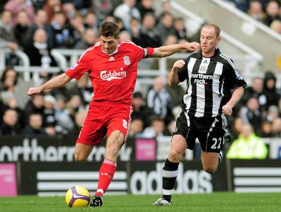 Steven Gerrard (Liverpool, li.) gegen Nicky Butt (Newcastle) - EDITORIAL USE ONLY. No use with unauthorised audio, video, data, fixture lists, club league logos or live services. Online in-match use limited to 120 images, no video emulation. No use in betting, games or single club league player publications. Fußball Herren English Premier League 2008 2009, 1. Englische Liga, Newcastle United - FC Liverpool Gruppe Newcastle Dynamik,