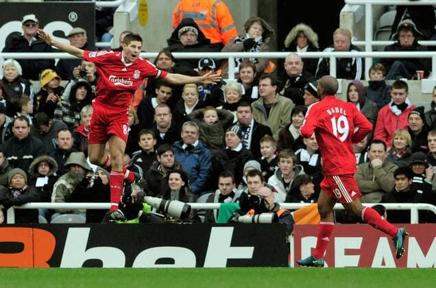 Steven Gerrard (li.) und Ryan Babel (beide Liverpool) - Torjubel - EDITORIAL USE ONLY. No use with unauthorised audio, video, data, fixture lists, club league logos or live services. Online in-match use limited to 120 images, no video emulation. No use in betting, games or single club league player publications. Fußball Herren English Premier League 2008 2009, 1. Liga, FC Liverpool Gruppe Newcastle Freude,