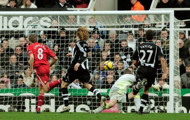 Steven Gerrard (Liverpool, li.) trifft zum 1:4 gegen Torwart Shay Given (Newcastle) - EDITORIAL USE ONLY. No use with unauthorised audio, video, data, fixture lists, club league logos or live services. Online in-match use limited to 120 images, no video emulation. No use in betting, games or single club league player publications. Fußball Herren English Premier League 2008 2009, 1. Liga, Newcastle United - FC Liverpool 1:5 Gruppe Newcastle Dynamik,