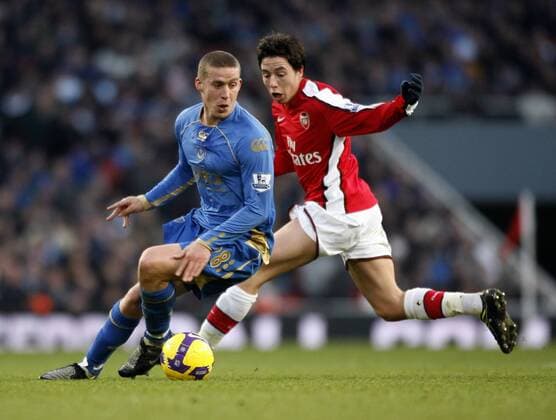 Samir Nasri (Arsenal, re.) gegen Sean Davis (Portsmouth) - EDITORIAL USE ONLY. No use with unauthorised audio, video, data, fixture lists, club league logos or live services. Online in-match use limited to 120 images, no video emulation. No use in betting, games or single club league player publications. Fußball Herren English Premier League 2008 2009, 1. Englische Liga, Arsenal FC London - FC Portsmouth Gruppe London Dynamik,
