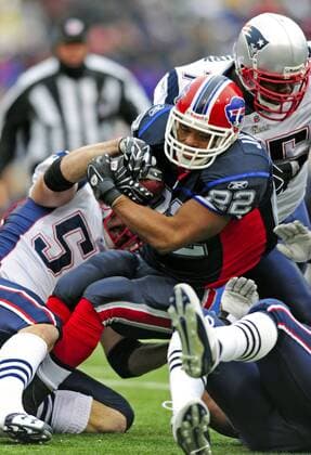Fred Jackson (Buffalo Bills, Mitte) im Zweikampf - (Icon756081228019) American Football Herren NFL 2008 2009, New England Patriots - Buffalo Bills 13:0 Gruppe New York, NY N Y Dynamik, Kampf, EDITORIAL USE ONLY