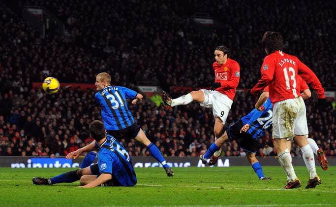 Dimitar Berbatov (Manchester United) erzielt das Tor zum 1:0 gegen David Wheater (Middlesbrough) - EDITORIAL USE ONLY. No use with unauthorised audio, video, data, fixture lists, club league logos or live services. Online in-match use limited to 120 images, no video emulation. No use in betting, games or single club league player publications. Fußball Herren English Premier League 2008 2009, 1.Liga, ManU - Middlesbrough FC 1:0 Gruppe Manchester Dynamik,