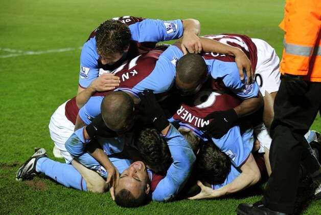 Torjubel Aston Villa mit Gabriel Agbonlahor (zuunterst) - EDITORIAL USE ONLY. No use with unauthorised audio, video, data, fixture lists, club league logos or live services. Online in-match use limited to 120 images, no video emulation. No use in betting, games or single club league player publications. Fußball Herren English Premier League 2008 2009, 1. Englische Liga, Gruppe Kingston upon Hull Freude,