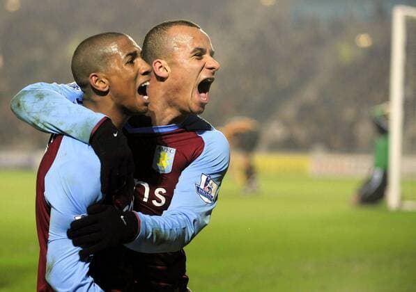 Ashley Young (li.) und Gabriel Agbonlahor (beide Aston Villa) - Torjubel - EDITORIAL USE ONLY. No use with unauthorised audio, video, data, fixture lists, club league logos or live services. Online in-match use limited to 120 images, no video emulation. No use in betting, games or single club league player publications. Fußball Herren English Premier League 2008 2009, 1. Englische Liga, Gruppe Kingston upon Hull Freude,