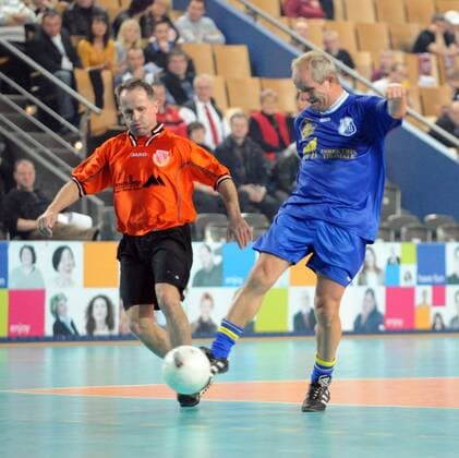 Dieter Kühn (Traditionsmannschaft 1. FC Lokomotive Leipzig VfB Leipzig, re.) gegen Olaf Besser (Traditionsmannschaft FC Energie Cottbus) Fußball Herren Hallenturnier für Traditionsmannschaften 2009, Halle, Indoor, Hallenfußball, Traditionsteam Gruppe Berlin Dynamik, Kampf,