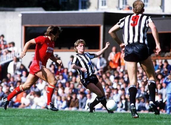 Paul Gascoigne (Newcastle, Mitte) gegen Jan Mölby (Liverpool, li.) -  Fußball Herren English First Division 1985 1986, One, 1. Liga, Newcastle United - FC Liverpool Gruppe Newcastle Dynamik,