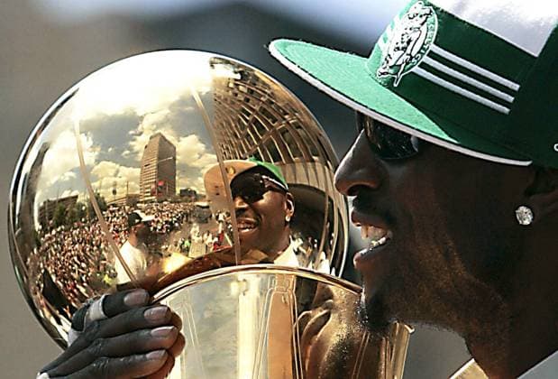 Kevin Garnett (Boston Celtics) - NBA Meister 2008 - mit der Trophäe -  Basketball Herren NBA 2007 2008 Einzelbild Boston