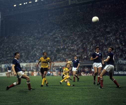 Manfred Burgsmüller (Mitte) und Marcel Raducanu (beide BVB, 2.v.li.) im Duell Fußball EC 3 Herren DEUTSCHSPRACHIGE SPORTZEITSCHRIFTEN UND -ZEITUNGEN NUR NACH RÜCKSPRACHE 1982 1983 Gruppe Dortmund Dynamik,