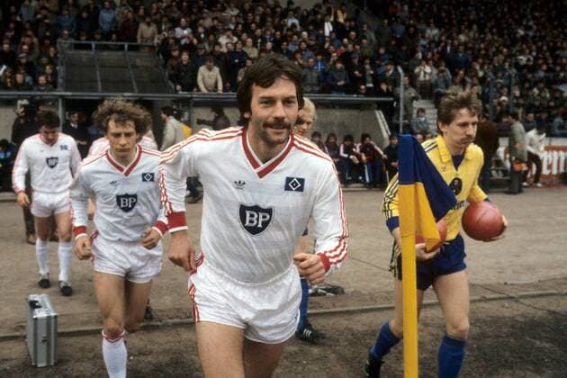 Jürgen Groh (vorn) und Wolfgang Rolff (beide HSV, li.) Fußball 1. BL Herren DEUTSCHSPRACHIGE SPORTZEITSCHRIFTEN UND -ZEITUNGEN NUR NACH RÜCKSPRACHE 1983 1985 Gruppe Braunschweig