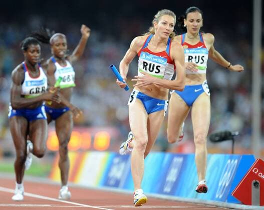 Tatiana Firova (Russland, Mitte) - Wechsel -  Leichtathletik OS Sommer Damen Olympische Spiele Peking 2008, Sommerspiele, Nationaltrikot, 4x400m Staffel Gruppe Peking