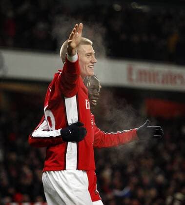 Nicklas Bendtner (vorn) und Bacary Sagna (beide Arsenal) - Torjubel - EDITORIAL USE ONLY. No use with unauthorised audio, video, data, fixture lists, club league logos or live services. Online in-match use limited to 120 images, no video emulation. No use in betting, games or single club league player publications. Fußball Herren English Premier League 2008 2009, 1. Englische Liga, Arsenal FC London Gruppe London Freude,