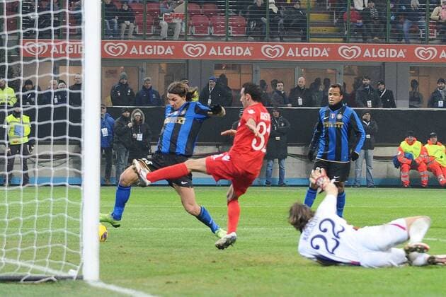 Zlatan Ibrahimovic (Inter Mailand, li.) erzielt das 1:1 gegen Cagliari -  Fußball Herren Serie A 2008 2009, 1. Italienische Liga, FC Internazionale Mailand - US Cagliari Calcio 1:1 Gruppe Mailand Dynamik,