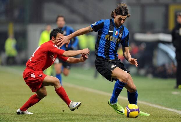 Zlatan Ibrahimovic (Inter Mailand, re.) im Duell -  Fußball Herren Serie A 2008 2009, 1. Italienische Liga, FC Internazionale Mailand - US Cagliari Calcio 1:1 Gruppe Mailand Dynamik,